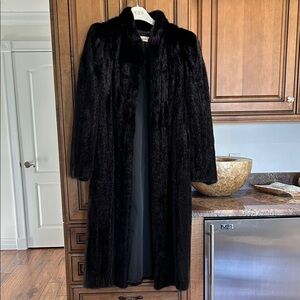 Elegant Black Mink vintage Fur Coat. Fits size M best. Possibly large